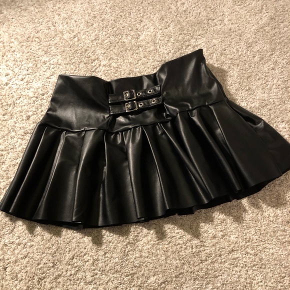 New without tag ASYOU PU buckle detail pleated skirt in black, US size 8 - Picture 4 of 11